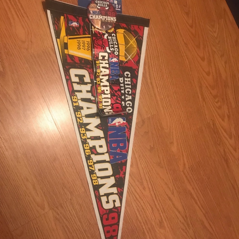 NBA Chicago Bulls 1998 Championship Pennant Complete Set (Button & Sticker)